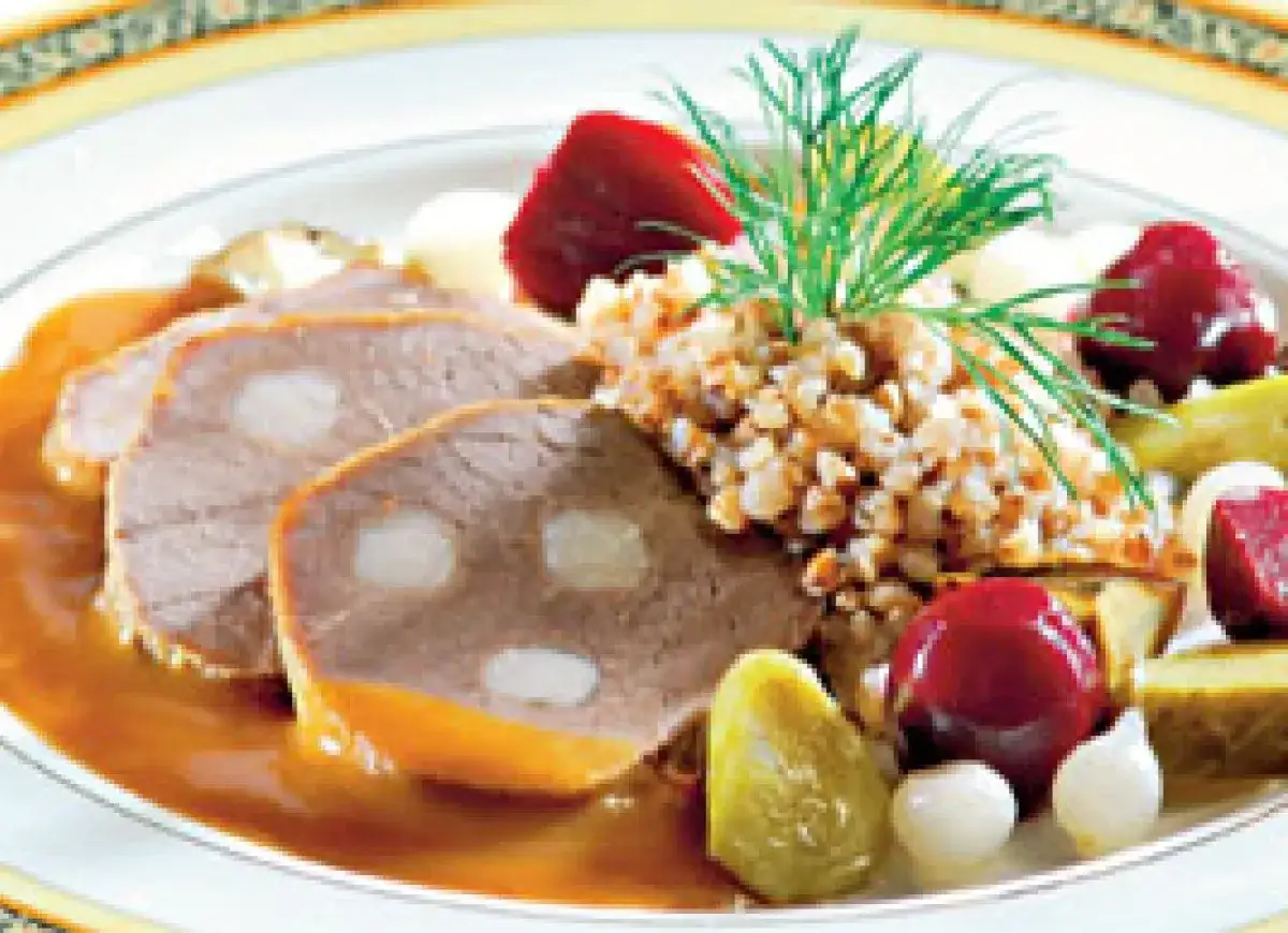 Sztufada co to? Aromatyczne plastry pieczonego mięsa w sosie, podane z kaszą gryczaną, buraczkami i og&oacute;rkami.