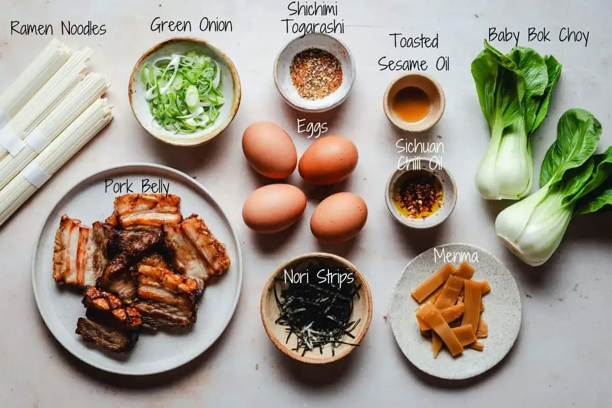 Składniki do przygotowania pysznego ramen: makaron, jajka, boczek, zielona cebulka, pak choi, menma, nori, oleje i przyprawy.