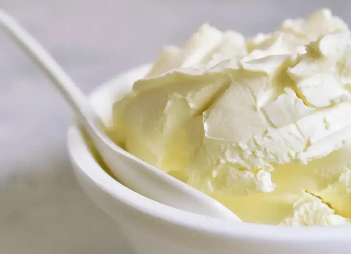 Kremowa masa w miseczce, idealna do deser&oacute;w. Szukasz, czym zastąpić mascarpone? Oto inspiracja!