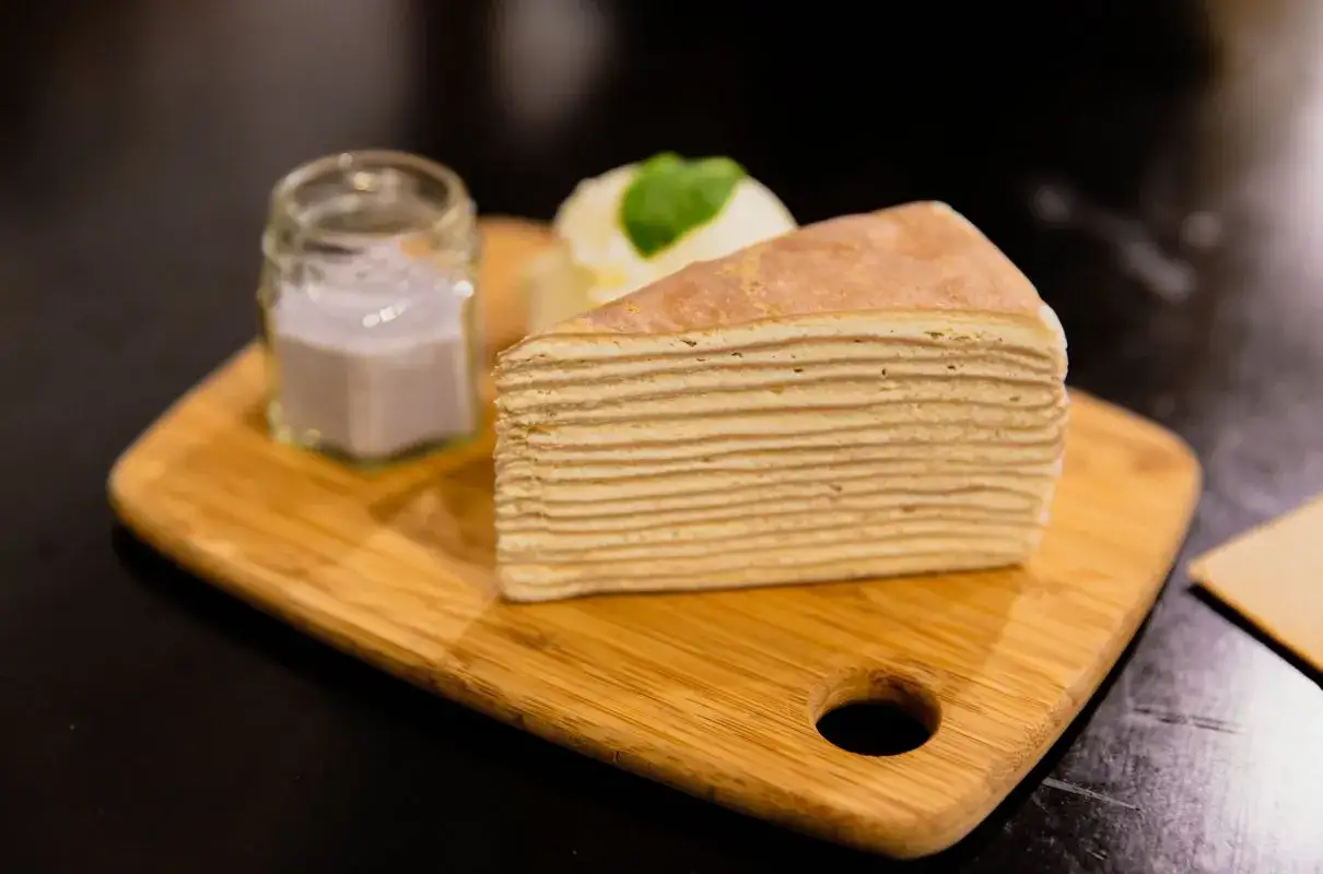 Kawałek mille-feuille, lod&oacute;w i sosu w słoiczku. Idealne na 10 najlepszych ciast.