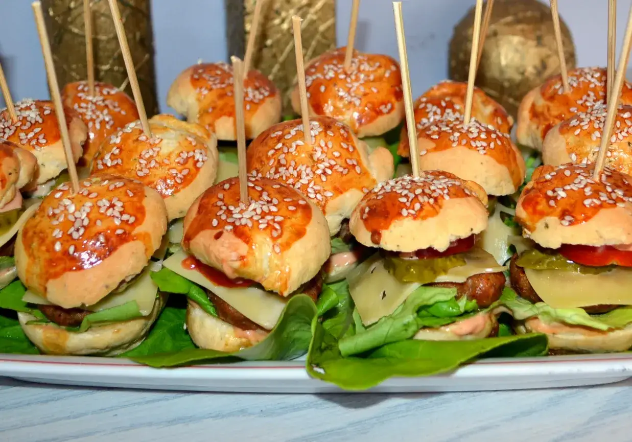 Mini burgery przepis na imprezę! Małe, apetyczne kanapeczki z mięsem, serem, warzywami i sezamową bułeczką. Idealne na przekąskę.