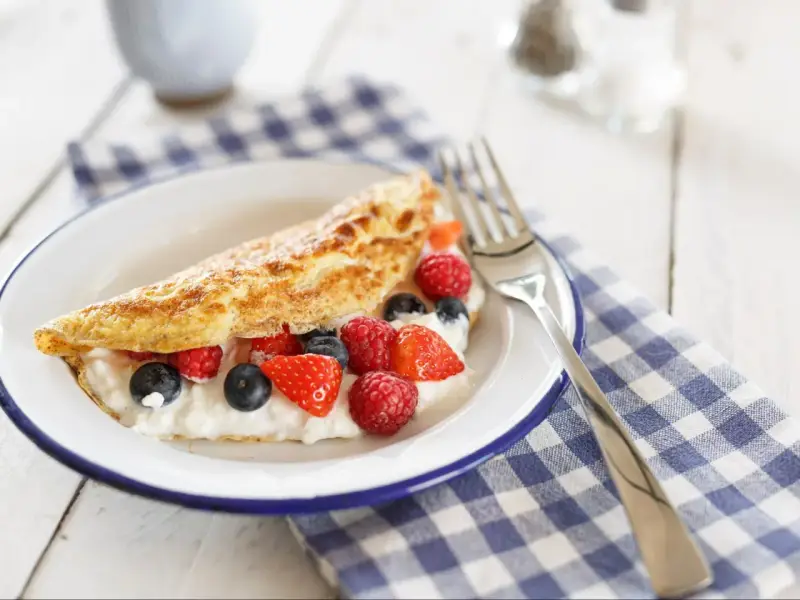 Słodki omlet z twarożkiem i owocami leśnymi. Idealny na śniadanie, gdy szukasz szybkiego i pysznego przepisu.